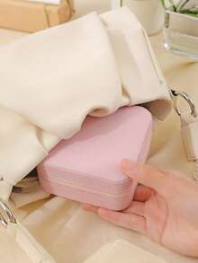 1个优雅经典首饰收纳盒，大容量，内衬绒布，PU皮革材质，防尘带盖，抗氧化，可收纳耳环、戒指、项链等，家居装饰收纳，便携式旅行首饰盒，居家必备收纳盒，节日礼物，情人节礼物，新年礼物，女孩礼物