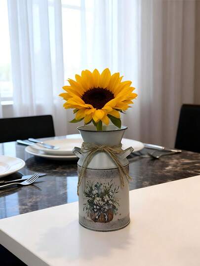 浅灰色铁质。延续复古牛奶壶造型，瓶身印有精致的花卉图案，适合搭配简约的山茶花，可与茶具搭配，融入田园风格。