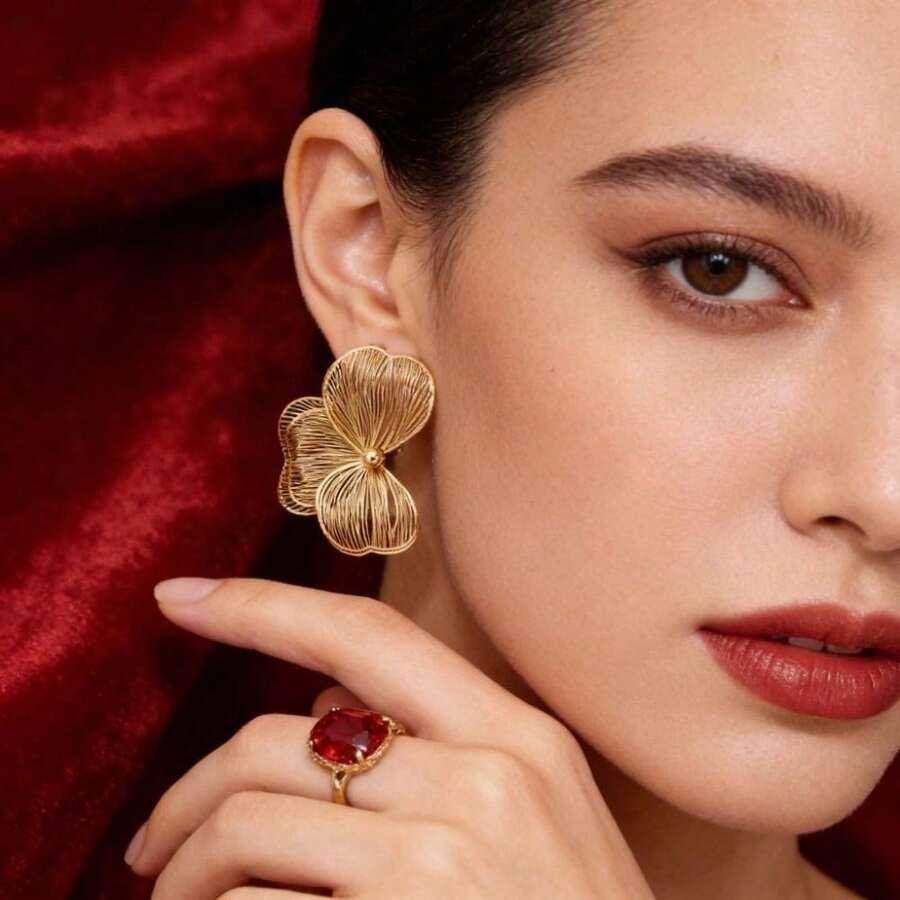 Vintage Metallic Gold Textured Floral Pendant Earrings | Hypoallergenic & Lightweight Design | Perfect For Daily Wear, Parties, Holidays, And Special Occasions | Timeless Elegance For Women | Thoughtful Gift For Loved Ones - 黃金-5 - 查看 1