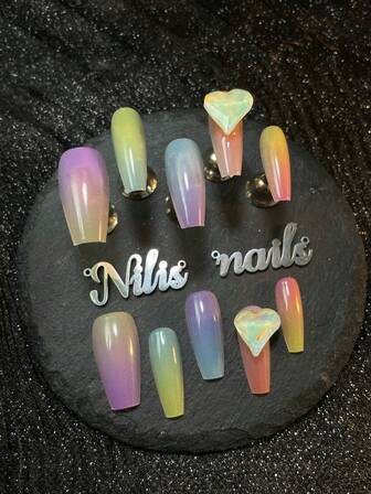 10 st. kistformat akrylnagelset, lila grönt gult trefärgat nagelset, lila blått gult rosa tie dye-design, 3D tredimensionell hjärtformad nageldekoration med ädelstenar, nagelkonst i Y2K-stil, lämplig för kvinnor och flickor, kan användas för festivaler, vardag, liv, arbete, sammankomster och andra tillfällen, kittet innehåller 1 mini nagelfil och 1 dubbelsidig självhäftande etikett