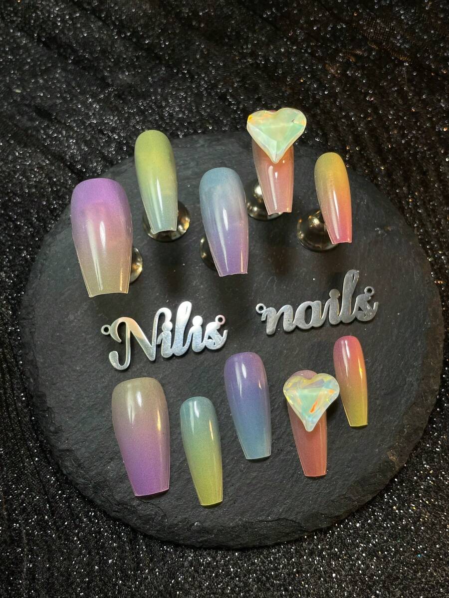 Bộ 10 móng tay giả hình quan tài bằng acrylic, bộ ba màu tím xanh vàng, thiết kế nhuộm tie-dye tím xanh vàng hồng, phụ kiện trang trí móng tay hình trái tim 3D đính đá quý, phong cách nghệ thuật móng tay Y2K, phù hợp cho phụ nữ và bé gái, có thể sử dụng cho các lễ hội, hàng ngày, cuộc sống, công việc, tụ họp và các dịp khác. Bộ sản phẩm bao gồm 1 dũa móng tay mini và 1 nhãn dán hai mặt.