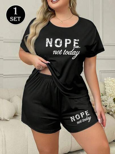 Bộ đồ ngủ nữ cỡ lớn 2 món, áo tay ngắn in chữ và quần short thoải mái, phù hợp cho mặc hàng ngày.