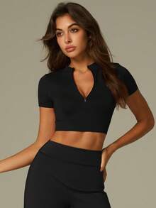 UONNOU 这款女士运动塑形短袖T恤采用修身腰部设计、立领、拉链前襟、短袖款式，以及无缝针织柔软面料。适合运动、户外活动、健身房锻炼、瑜伽、日常穿着、休闲、通勤、街头风、派对和节日等场合。时尚百搭的运动服饰，适合所有季节，包括春夏两季。 - 黑色 - 查看 9