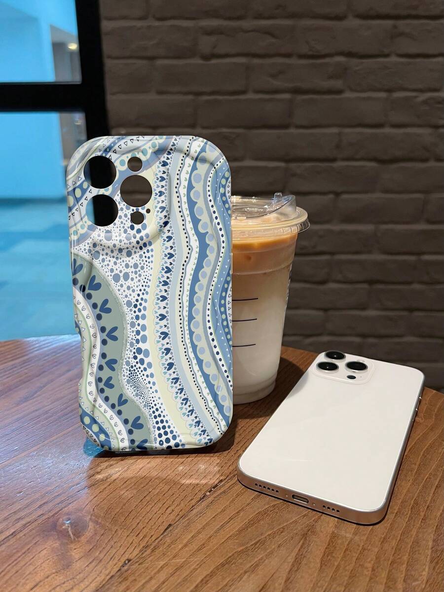 Diseño artístico y encantador con ondas y patrones abstractos azules. Esta elegante funda es compatible con iPhone 17, 16, 15, 14 Pro Max, 13, 12, 11, XR y XS Plus. Fabricada en silicona TPU, ofrece protección contra golpes y caídas, además de una sensación superior. Es un regalo ideal para familiares, amigos y seres queridos, y una opción perfecta para Año Nuevo. - Blanco - Ver 1
