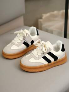 一双婴儿经典运动鞋,采用舒适透气的材质,保持宝宝双脚干爽。鞋面黑白条纹设计,简约时尚,魔术贴搭扣方便穿脱。防滑耐磨鞋底提供稳定支撑,适合幼儿及日常活动。无论室内室外,这款运动鞋都能为宝宝提供舒适和安全保障,是宝宝成长的理想之选。 - 白色 - 查看 4