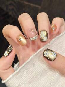 10片装短款椭圆形手工美甲贴片，适合派对和日常佩戴，金色美甲贴片，美丽的山茶花图案，椭圆形美甲贴片。闪亮耀眼，易于佩戴。10片装Y2K风格手工美甲贴片，适合女孩和女士在节日派对和日常佩戴。美甲用品。手工美甲贴片 - 金色 - 查看 3