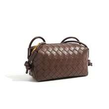 新款压花编织相机包，时尚百搭单肩包，小众轻便斜挎包，打结带相机包 - 咖啡 - 查看 3