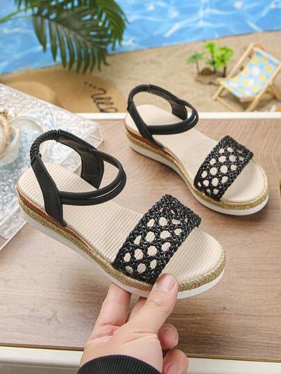 1 đôi dép xăng đan đế xuồng dệt rỗng dáng suông mùa hè cho bé gái, kiểu dáng thời trang, đa năng, nhẹ và thoải mái.
