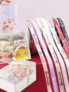 1 捲手工字母印花緞面絲帶 (22m/捲)，適用於 DIY 玫瑰裝飾、禮物包裝、婚禮派對蝴蝶結、桌椅裝飾、花藝拱門、禮物盒、蛋糕裝飾、服飾配件、編織，營造優雅節日氛圍 - 彩色 - 查看 3