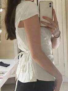 Y2K学院风春季女式衬衫，可爱荷叶边领纽扣休闲短袖修身白色衬衫，适合情人节、毕业季等场合。