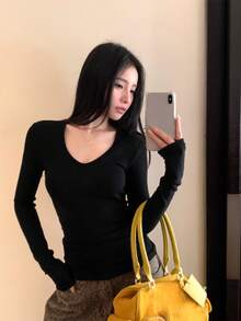 女士黑色V领长袖抓绒T恤，修身保暖打底衫，修身版型，秋冬休闲款 - 黑色 - 查看 4