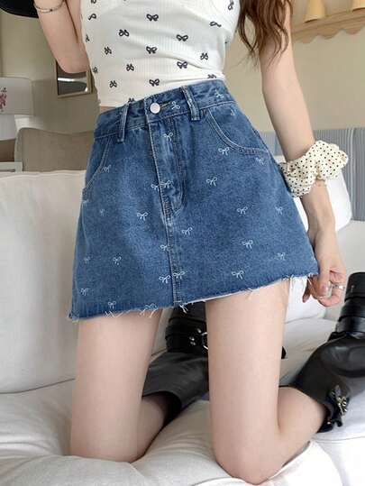 Chân váy denim ngắn màu trơn, kiểu dáng thường ngày, dễ thương, có túi xéo và nơ, in họa tiết, thích hợp mặc đi biển.
