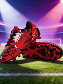 迷彩图案，不对称配色，不对称鞋舌设计，透气舒适，适合青少年和学生的户外足球鞋、足球训练鞋、徒步鞋和足球钉鞋。