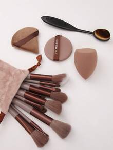 Set de 19 pensule de machiaj (cu husă cu șnur), inclusiv 4 bureți de machiaj, pensulă blush, pensulă fond de ten, pensulă fard de pleoape, pensulă contur, pensulă machiaj ochi, pensulă machiaj cu peri moi, pensulă blush, pensule de machiaj profesionale, pensule machiaj pentru femei