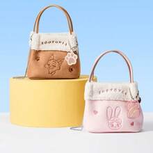 Miniso 迪士尼疯狂动物城系列人造毛皮拼接斜挎包 – 尼克和朱迪双色可选，可调节肩带适合各种身高，兼具可爱设计和实用功能（1个）