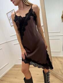 Conjunto de Vestido de Tirantes y Abrigo de Seda Marrón con Encaje Negro - Estilo Elegante para el Hogar - Marrón - Ver 3