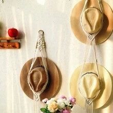 1个帽子悬挂式收纳架，可存放多种帽子，例如棒球帽、渔夫帽等，适合放置在房间门后。