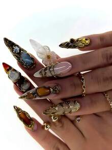 She Nails 亚克力美甲套装，可爱巴洛克朋克摇滚 Y2K 哥特铬金美甲设计，包含 10 片美式、美式和法式美甲亮面金属猫眼金色指甲、红色指甲、长款尖头亚克力手工压制指甲，饰以手绘金色波浪和 3D 花卉圆圈雕刻，适合性感酷炫的女性和女孩参加派对佩戴，附赠凝胶贴纸和指甲锉。 - 彩色 - 查看 2