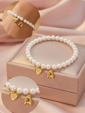 1ชิ้น สร้อยข้อมือประดับลูกปัดมุกเทียม ห้อยจี้รูปหัวใจ ตัวอักษรย่อ 26 แบบ น่ารัก หรูหรา สไตล์คาวาอิ สีทองขนาดเล็ก สำหรับผู้หญิง เครื่องประดับแฟชั่นสตรีท ของขวัญสำหรับวันเกิด/วันวาเลนไทน์