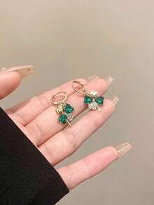 一对简约别致甜美绿色四叶花耳环，奢华小众独特高端优雅新款时尚耳环，适合女性日常及节日佩戴