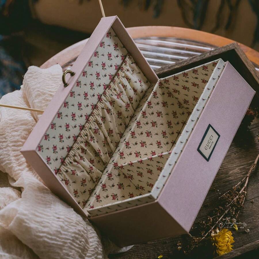 Gucci 复古花卉首饰盒，优雅梳妆收纳盒，内衬精致布艺，配黄铜提手，可用于存放珠宝和纪念品。 - 粉色 - 查看 1