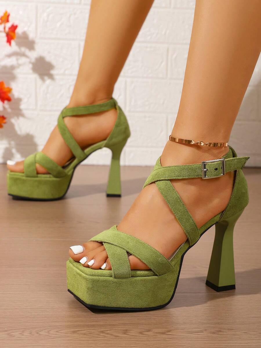 新款女士厚跟带休闲户外交叉绑带沙滩凉鞋