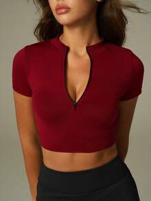 UONNOU Esta camiseta deportiva de mujer con diseño de cintura ajustada, cuello alto, cierre de cremallera delantero, mangas cortas y tejido de punto suave y sin costuras. Adecuada para deportes, actividades al aire libre, entrenamientos en el gimnasio, yoga, uso diario, casual, ir y venir, estilo callejero, fiestas y festivales. Una prenda deportiva de moda y versátil, adecuada para las temporadas de primavera y verano.