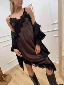 Conjunto de Vestido de Tirantes y Abrigo de Seda Marrón con Encaje Negro - Estilo Elegante para el Hogar - Marrón - Ver 8