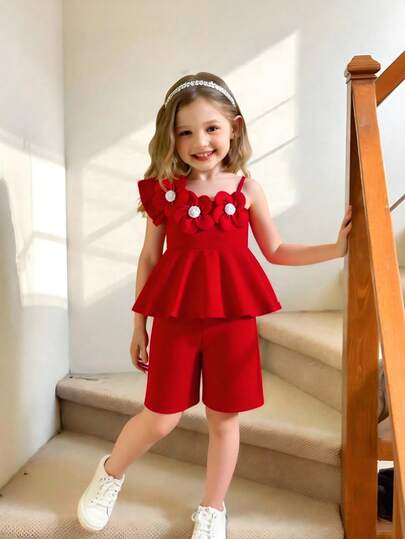 两件套：少女时尚纯色针织吊带背心，饰有3D立体花卉图案和半泡泡袖，搭配松紧腰运动短裤，适合日常、居家、户外穿着，春夏皆宜。