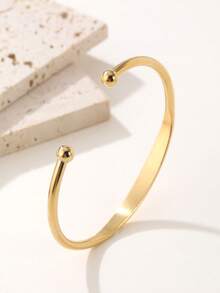 一款可定制刻字的精钢手链，金色和银色可选，可调节开口设计，并可镌刻姓名。时尚简约，适合日常佩戴。周年纪念日和情人节，送给爱人一份浪漫深情的礼物。