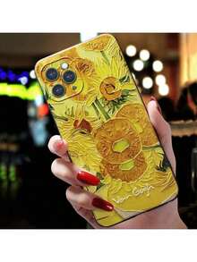 Étui de téléphone en silicone souple noir avec relief 3D représentant l'œuvre de Van Gogh "Nuit étoilée sur le Rhône". Compatible avec les modèles d' 11, 12, 13, 14, 15, 16 Pro Max, 14, 15, 16 Plus. Étui compatible également avec les modèles 17 Pro, 17 Pro Max et 17. - 4 - Voir 4