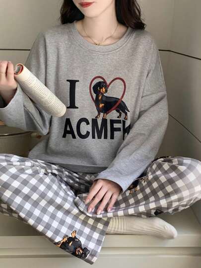 两件套女士睡衣套装，卡通狗狗印花T恤搭配灰白格纹七分裤，休闲舒适睡衣，适合秋冬季穿着。