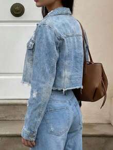 女士短款牛仔夹克 - 做旧毛边下摆破洞纽扣长袖休闲外套，休闲街头风修身牛仔短款夹克 - 淺色水洗藍 - 查看 4