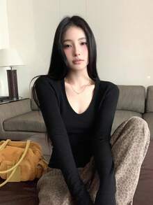 女士黑色V领长袖抓绒T恤，修身保暖打底衫，修身版型，秋冬休闲款 - 黑色 - 查看 1