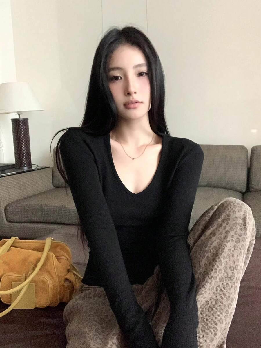 女士黑色V领长袖抓绒T恤，修身保暖打底衫，修身版型，秋冬休闲款 - 黑色 - 查看 1