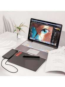 这款11英寸数位绘图板配备8192级无源笔，拥有8个快捷键、倾斜感应功能和266 PPS的帧率，带来流畅的绘画体验。兼容Windows、macOS、安卓手机和平板电脑，是绘画、设计和在线教学的理想之选。（注：连接手机/平板电脑时，设备必须使用适配器并支持OTG功能。）包装精美，是馈赠亲朋好友的完美圣诞礼物。 - 黑色3 - 查看 11