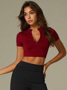 UONNOU Esta camiseta deportiva de mujer con diseño de cintura ajustada, cuello alto, cierre de cremallera delantero, mangas cortas y tejido de punto suave y sin costuras. Adecuada para deportes, actividades al aire libre, entrenamientos en el gimnasio, yoga, uso diario, casual, ir y venir, estilo callejero, fiestas y festivales. Una prenda deportiva de moda y versátil, adecuada para las temporadas de primavera y verano.