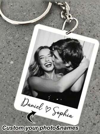 Anpassad personlig fotonyckelring i akryl, personlig nyckelring, nyckelring till par, present till pojkvän och make, personlig bildnyckelring, present till par, alla hjärtans dag-present, jubileumspresent, personlig present., multifunktionell, dekorativ, återanvändbar, utsökt, snygg, högkvalitativ, färgglad, modern, anpassad, personlig, unik, perfekta presenter till honom, perfekta presenter till henne, pojkvän, pappa, flickvän, mamma, familj, vänner, tesalong, hem, trädgård, kontor
