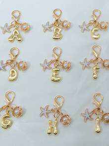 1个A-Z字母金色泡泡字母吊坠钥匙扣，饰以海星和贝壳配件，可用作钥匙扣、戒指、包包挂饰、背包挂件、汽车挂件，非常适合购物、海滩、露营、钱包和手提包，是送给女性、朋友、学生的理想礼物，时尚创意设计，生日礼物、夏季包包挂饰、万圣节配饰、教师节礼物。 - 彩色 - 查看 7
