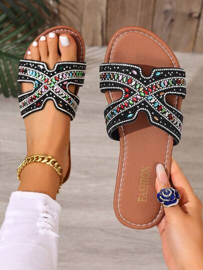 Sandalias planas para mujer, estilo vacacional con perlas falsas negras, hebilla de metal con moda de cristales, chanclas de playa, primavera/verano 2026