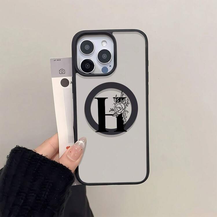 Funda con diseño floral de la letra H, compatible con iPhone 16, 15, 14 Pro Max, 13, 12, 11, XR y XS Plus. Fabricada en silicona TPU, ofrece protección contra golpes y caídas, además de una excelente sensación al tacto. Es el regalo ideal para familiares, amigos y seres queridos. - Negro - Añade 2