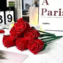 1560片永恒玫瑰主题积木套装（袋装）：高保真3D拼装玩具。精心制作，包含红色、粉色、蓝色和透明黑色玫瑰，色彩丰富，造型多样。拼装难度低，是花卉爱好者和拼装新手的理想之选。有助于锻炼手指灵活性和耐心。非常适合家居装饰、办公摆件、生日和节日礼物、情侣纪念品以及派对礼品。 - 多色(袋裝) - 查看 13