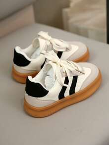 一双婴儿经典运动鞋,采用舒适透气的材质,保持宝宝双脚干爽。鞋面黑白条纹设计,简约时尚,魔术贴搭扣方便穿脱。防滑耐磨鞋底提供稳定支撑,适合幼儿及日常活动。无论室内室外,这款运动鞋都能为宝宝提供舒适和安全保障,是宝宝成长的理想之选。 - 白色 - 查看 8