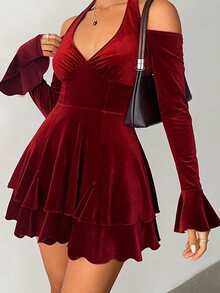 Robe de fête de vacances en velours à épaules dénudées, fines bretelles, manches évasées ajustées. Couleur bordeaux, mignonne, style Y2K, mini-jupe rouge pour le Nouvel An