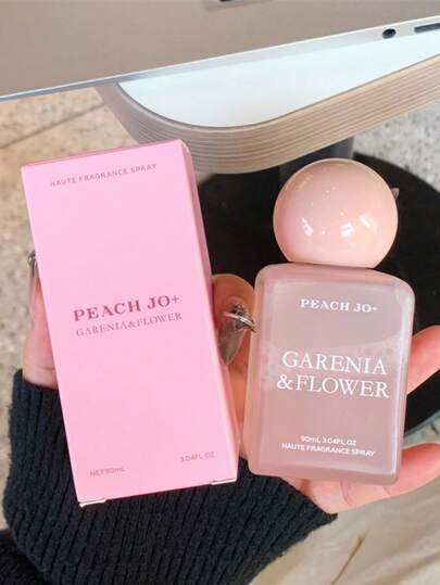 1瓶90毫升香氛喷雾，优雅的香薰室内喷雾，清新花香，持久留香，适用于家庭、办公室、酒店、休息室，营造放松、冥想、瑜伽、水疗氛围，是生日、圣诞节、新年、周年纪念日等特殊场合馈赠亲朋好友的理想之选。