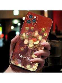 Étui de téléphone en silicone souple noir avec relief 3D représentant l'œuvre de Van Gogh "Nuit étoilée sur le Rhône". Compatible avec les modèles d' 11, 12, 13, 14, 15, 16 Pro Max, 14, 15, 16 Plus. Étui compatible également avec les modèles 17 Pro, 17 Pro Max et 17. - 4 - Voir 2