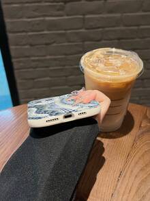 Diseño artístico y encantador con ondas y patrones abstractos azules. Esta elegante funda es compatible con iPhone 17, 16, 15, 14 Pro Max, 13, 12, 11, XR y XS Plus. Fabricada en silicona TPU, ofrece protección contra golpes y caídas, además de una sensación superior. Es un regalo ideal para familiares, amigos y seres queridos, y una opción perfecta para Año Nuevo. - Blanco - Ver 7