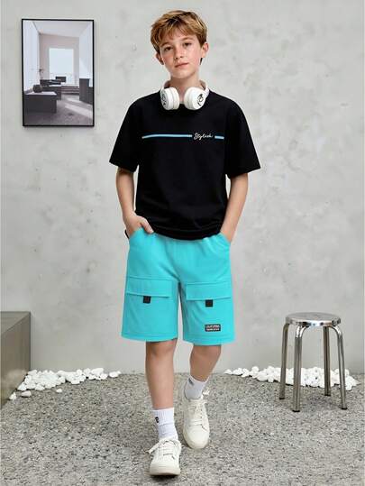 2ชิ้น/ชุด เสื้อยืดแขนสั้นฤดูร้อนและชุดกางเกงขาสั้นคาร์โก้สำหรับเด็กผู้ชาย, เสื้อยืดพิมพ์ลายเส้นและตัวอักษรสีดำสุดเท่เข้าชุดกับกางเกงคาร์โก้สีน้ำเงินพร้อมกระเป๋าขนาดใหญ่, ชุดสตรีทแวร์ลำลองสำหรับออกนอกบ้านและกิจกรรมโรงเรียน