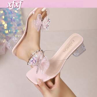 这款凉鞋，时尚百搭，配有蝴蝶结装饰，既能增高又美观大方。无论是白天通勤，还是夜晚的派对聚会，亦或是约会，搭配连衣裙、长裤或短裤，都能轻松驾驭。是每位女性鞋柜中不可或缺的时尚单品。