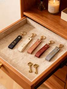 Móc khóa da PU khắc tên hoặc chữ cái kỷ niệm theo yêu cầu, nhỏ gọn và tinh tế, chất lượng cao cấp, phong cách tối giản cổ điển, phụ kiện móc khóa da PU đa chức năng chống trầy xước, có móc treo cá nhân hóa. - Nhiều màu - Xem 3